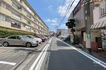 敷地西側の前面道路（北側から））：