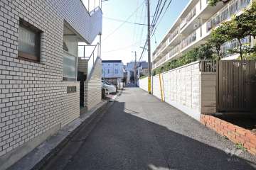 敷地南側の前面道路（東側から）