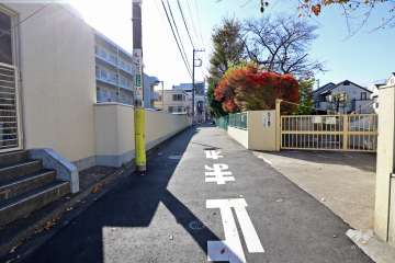 敷地北側は『三宿保育園』に面しています。