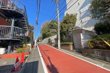 敷地西側の前面道路（南側から）