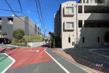 敷地北側の前面道路（西側から）