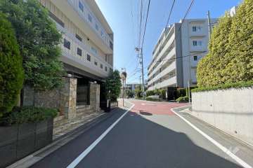 敷地北側の前面道路（東側から）