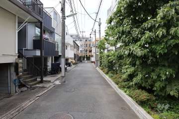 敷地南西側の前面道路（南東側から）