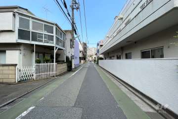 敷地北側の前面道路（西側から）
