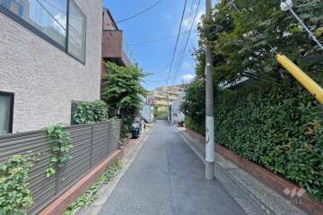 敷地東側の前面道路（北側から）