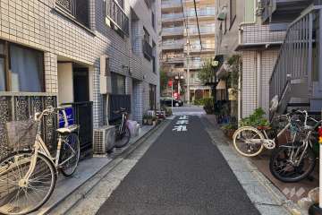 敷地西側の前面道路（北側から）