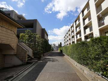 敷地南側の前面道路。敷地の南、西、北の3方が接道しています。