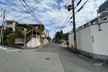 敷地北側の前面道路（西側から）