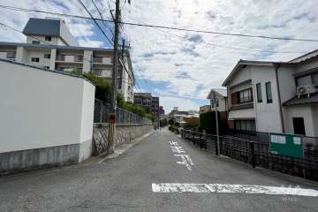 敷地西側の前面道路（北側から）