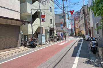 敷地南側の前面道路(西側から)