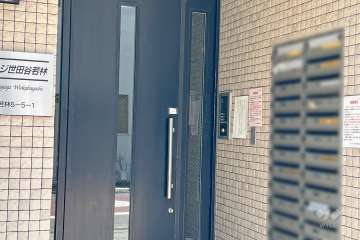 エントランスはオートロック付きです。