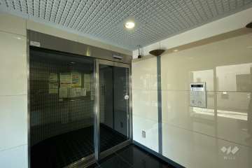 エントランスはオートロック付きです。