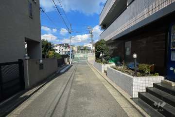 敷地西側の前面道路（南側から）