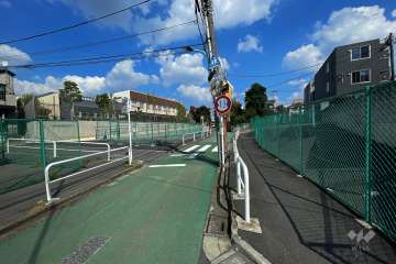 敷地北西側の前面道路（南西側から）