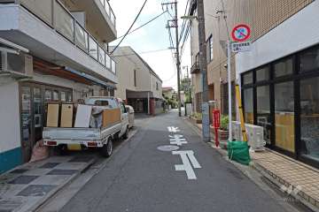 敷地西側の前面道路(北側から)
