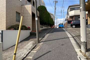 敷地東側の前面道路(南側から)