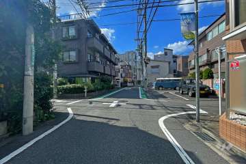 敷地南側の前面道路（東側から）