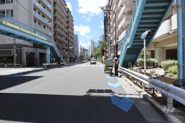 敷地南側の前面道路（西側から）