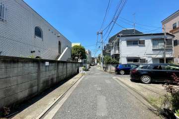 敷地北側の前面道路（東側から）