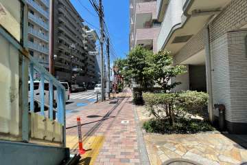 敷地南側の前面道路（東側から）