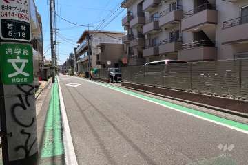 敷地北東側の前面道路(北西側から)