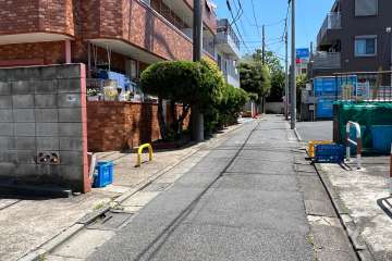 敷地の南西側前面道路(西側から)