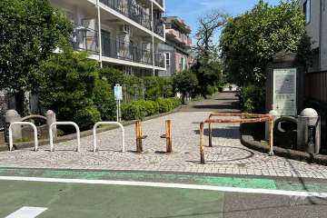 敷地南西側に隣接する緑道