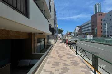 敷地の東側前面道路（南側から）