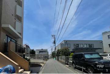 敷地北側の前面道路（東側から）