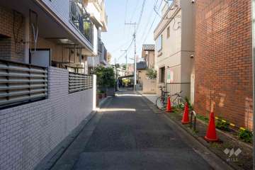 敷地南側の前面道路（西側から）