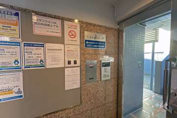 エントランスはオートロック付きです。