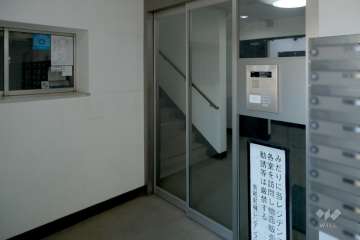 エントランスはオートロック付きです。