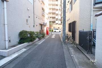敷地西側の前面道路