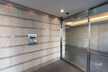 エントランスはオートロック付きです。