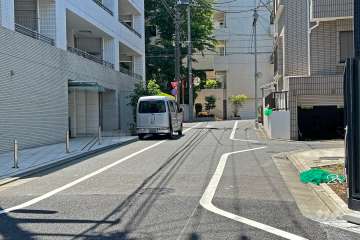 敷地の西側前面道路(北西側から)
