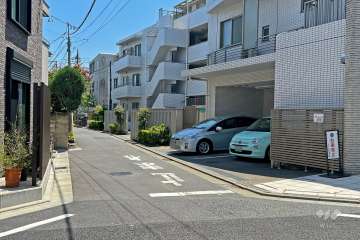 敷地の北側前面道路(北西側から)