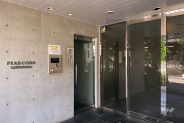 エントランスはオートロック付きです。