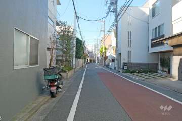 敷地の北側前面道路（西側から）