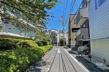 敷地東側の前面道路（南側から）