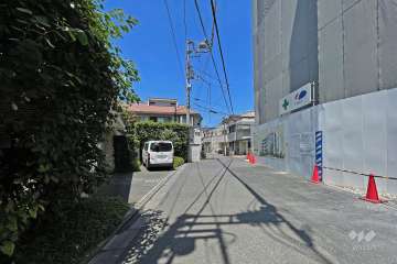 敷地北東側の前面道路（南東側から）