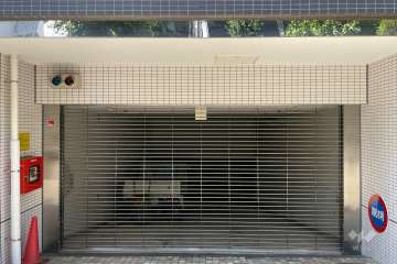 駐車場の出入り口（リングシャッター付き）　