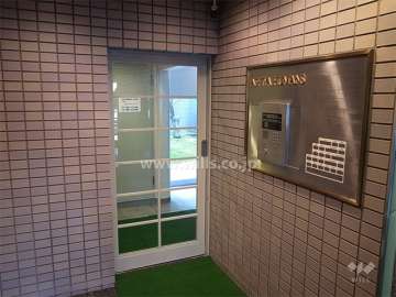 エントランスはオートロック付きです。