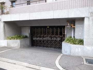 地階にある敷地内駐車場（ゲート付き）