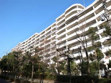 阪急逆瀬台アヴェルデ　3番館の外観（南東側から）