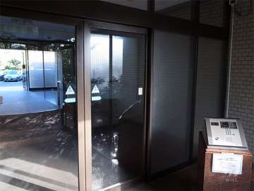 エントランスはオートロック付きです。