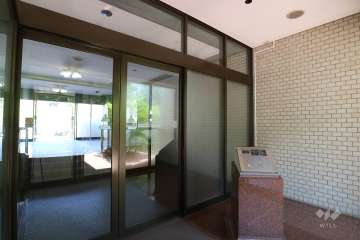 エントランスはオートロック付きです。