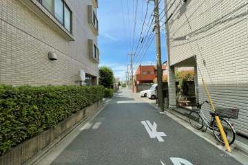 敷地北東側の前面道路（南東側から）