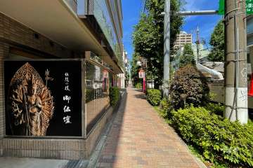 敷地南東側の前面道路（南西側から）