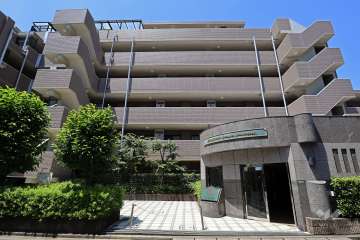 ライオンズマンション世田谷若林の外観（東側から）