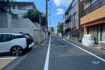 敷地北東側の前面道路（南東側から）